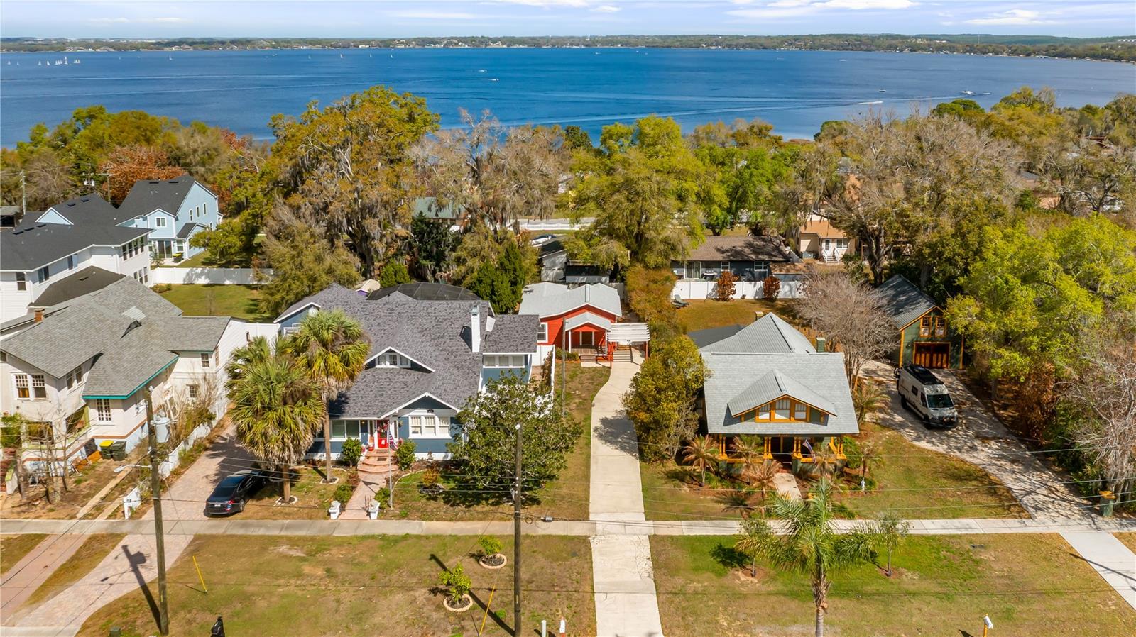 558 W MINNEOLA AVENUE