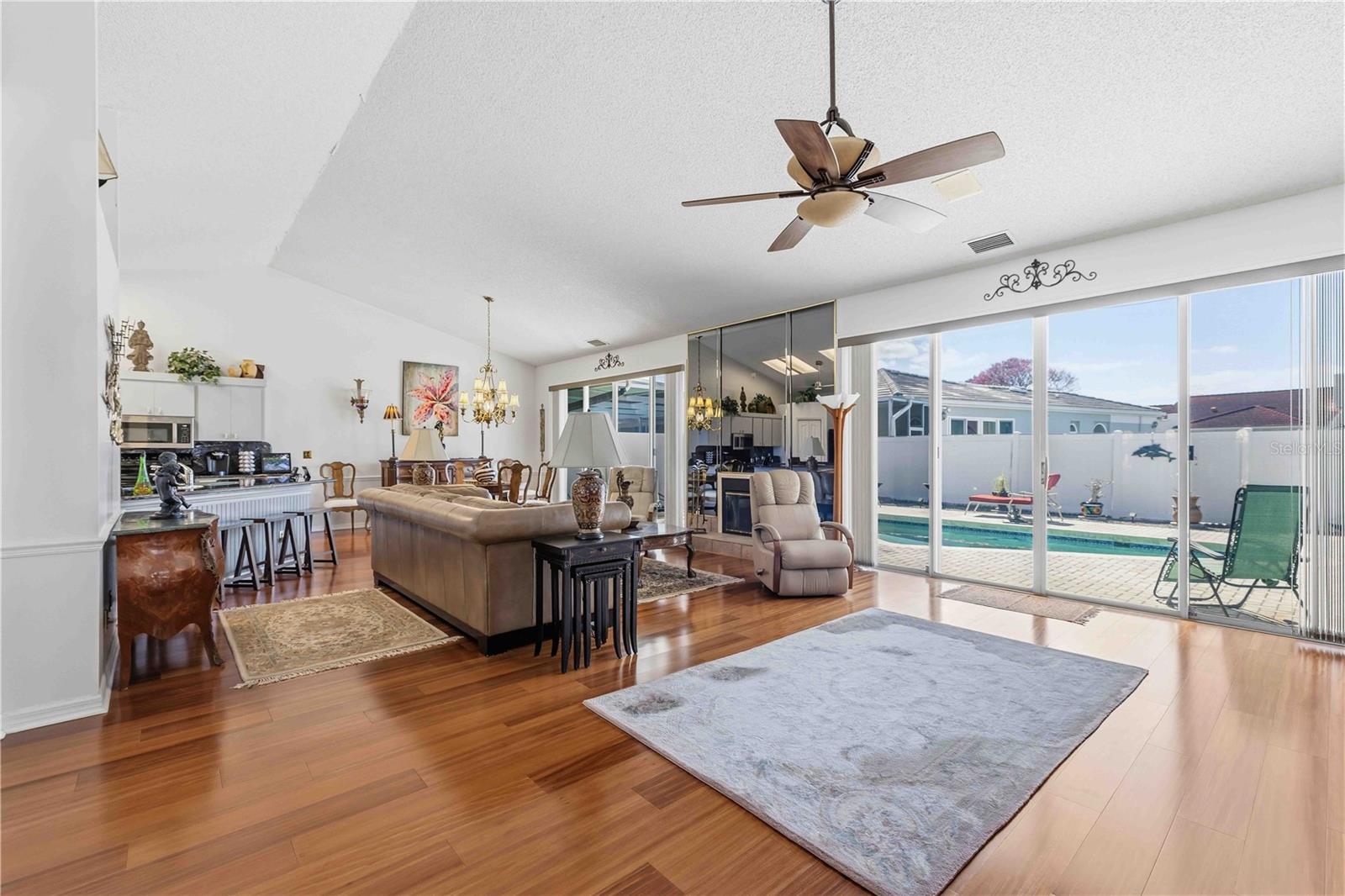 PALM COURT - Residential