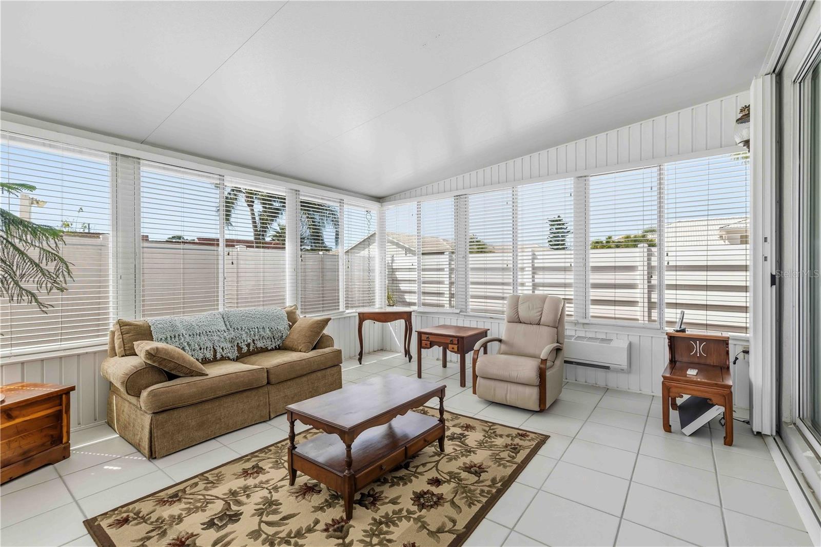 PALM COURT - Residential