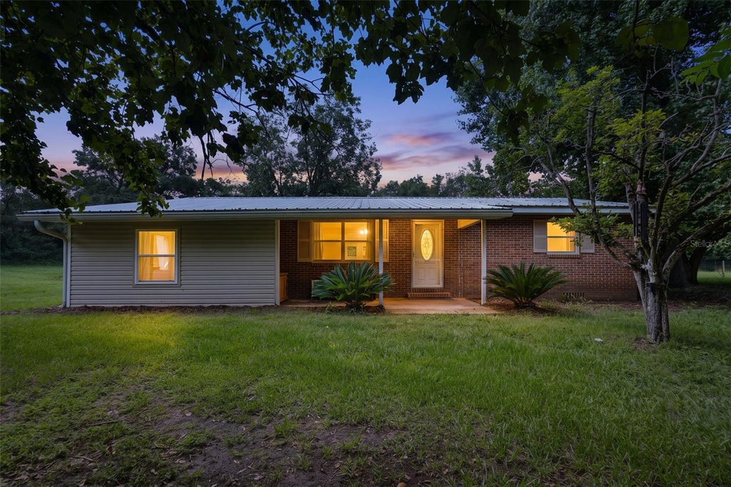 Photo of 15518 192nd Street, OBrien, FL 32071 (MLS # G5116576)