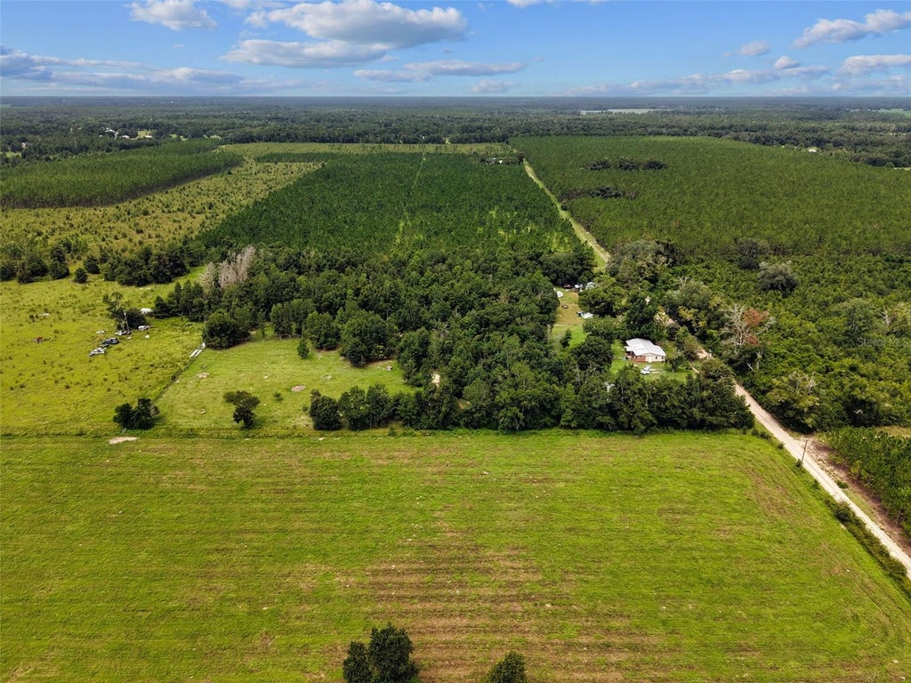 Photo of 15518 192nd Street, OBrien, FL 32071 (MLS # G5116576)