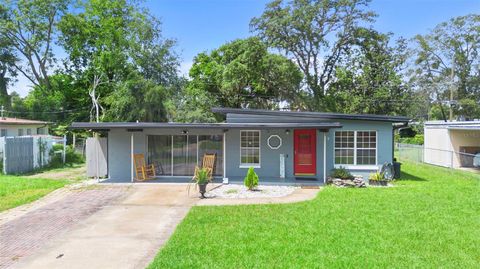 Photo of 118 S Sunland Drive, Sanford, FL 32773 (MLS # V4944928)