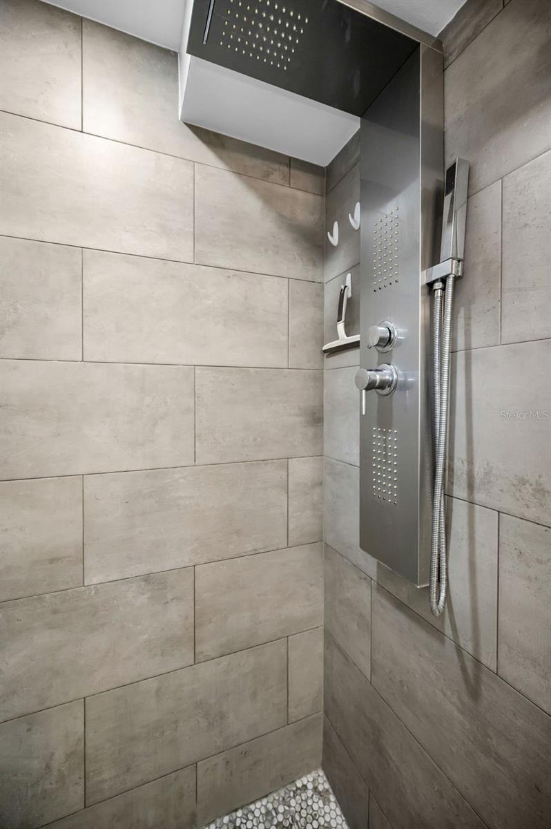 HARBOUR LIGHT TOWERS CONDO - Residential