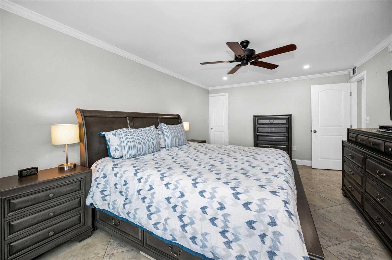 HARBOUR LIGHT TOWERS CONDO - Residential