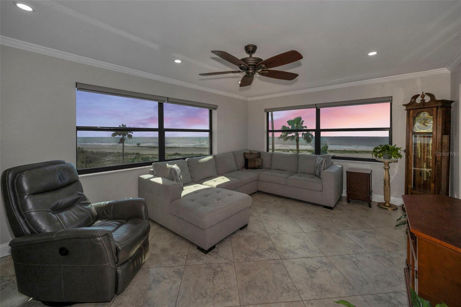 HARBOUR LIGHT TOWERS CONDO - Residential