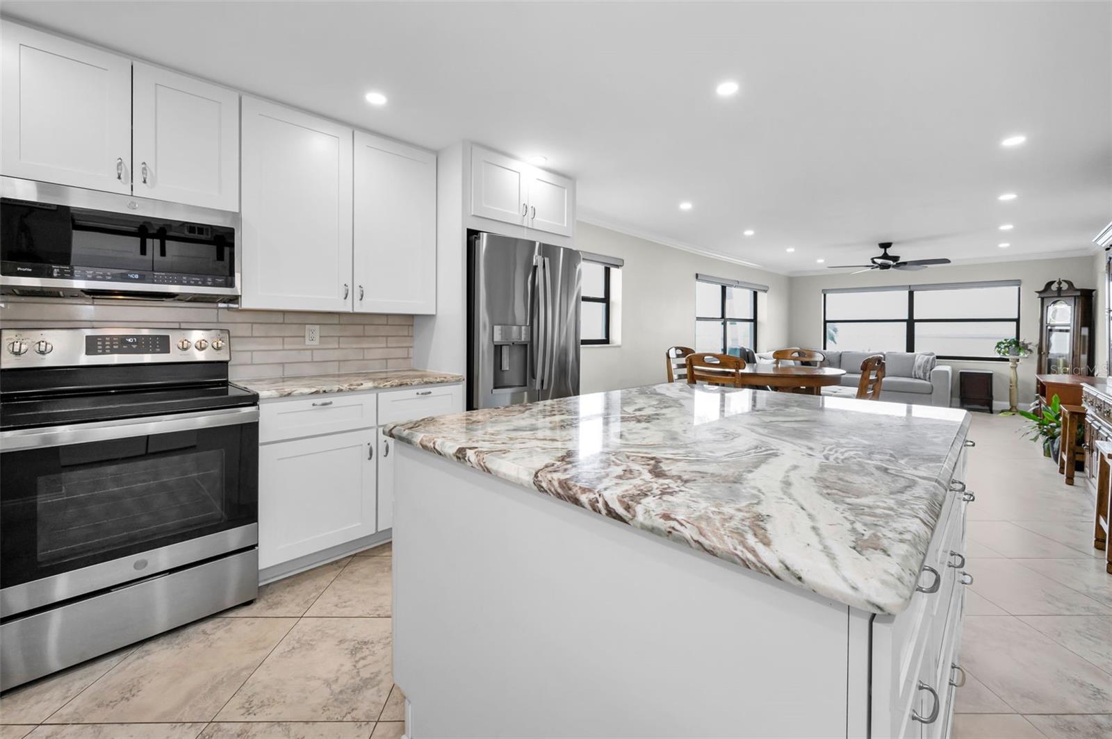 HARBOUR LIGHT TOWERS CONDO - Residential