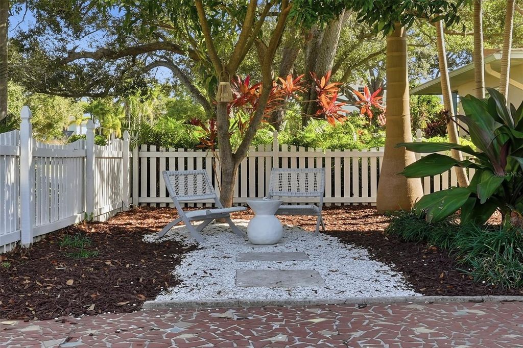 Photo of 246 NE 19th Ave NE, St Petersburg, FL 33704 (MLS # TB8459125)