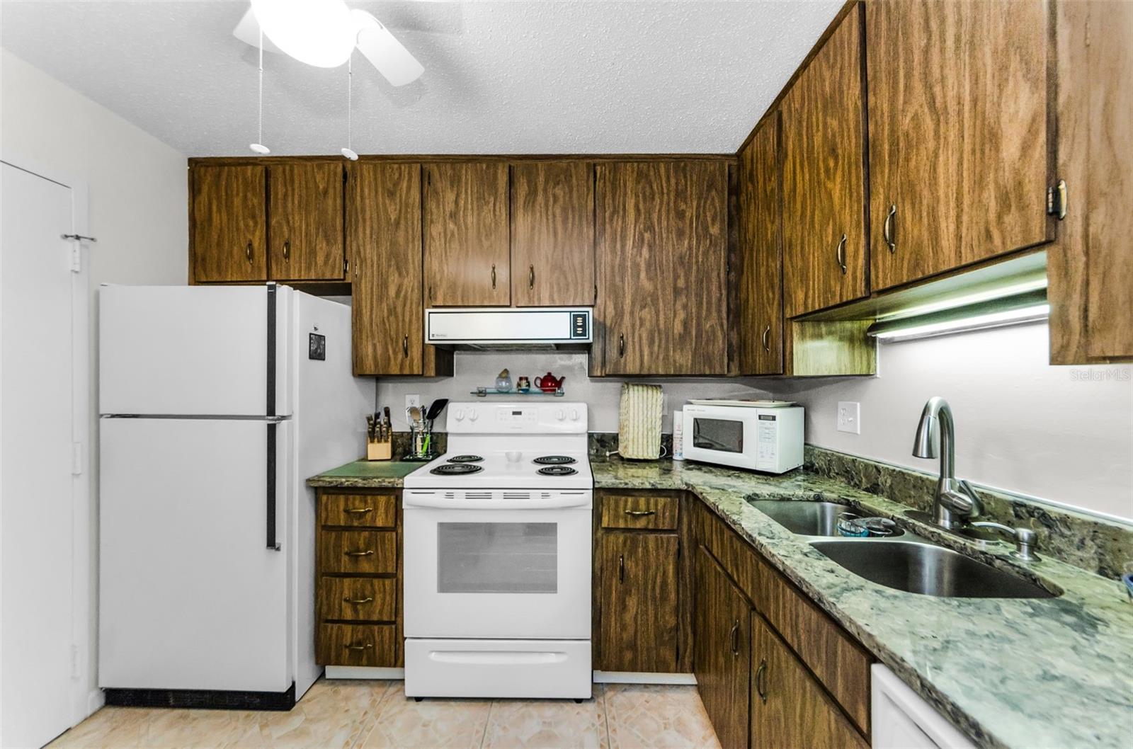 MEDITERRANEAN MANORS - Residential Lease