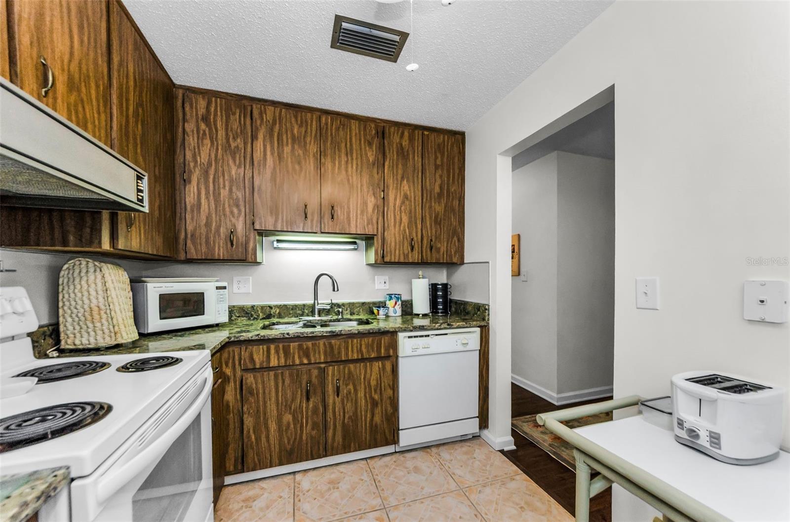 MEDITERRANEAN MANORS - Residential Lease