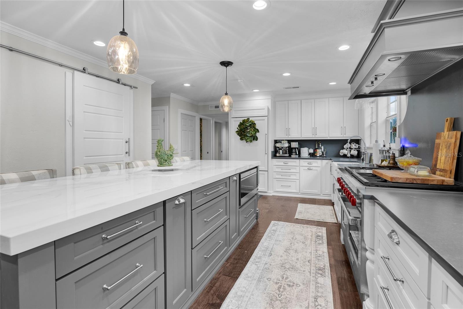 COUNTRY CLUB ESTATE MCINTOSH GRT - Residential