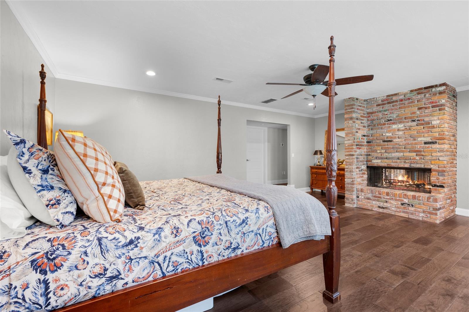 COUNTRY CLUB ESTATE MCINTOSH GRT - Residential