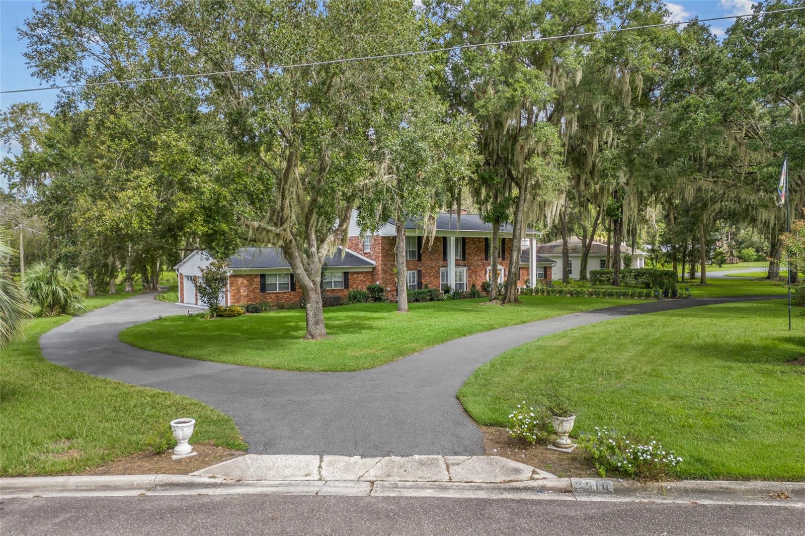 COUNTRY CLUB ESTATE MCINTOSH GRT - Residential