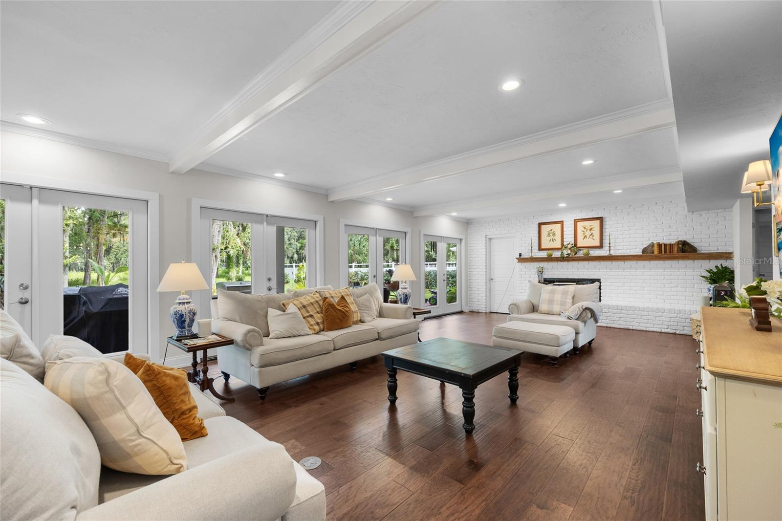 COUNTRY CLUB ESTATE MCINTOSH GRT - Residential