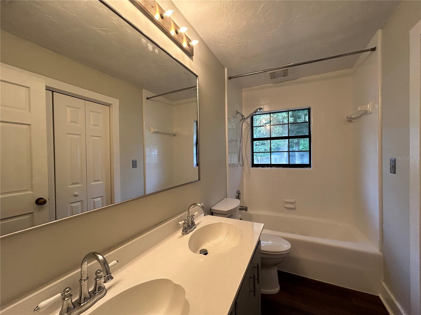 VALLEY THE - Residential Lease