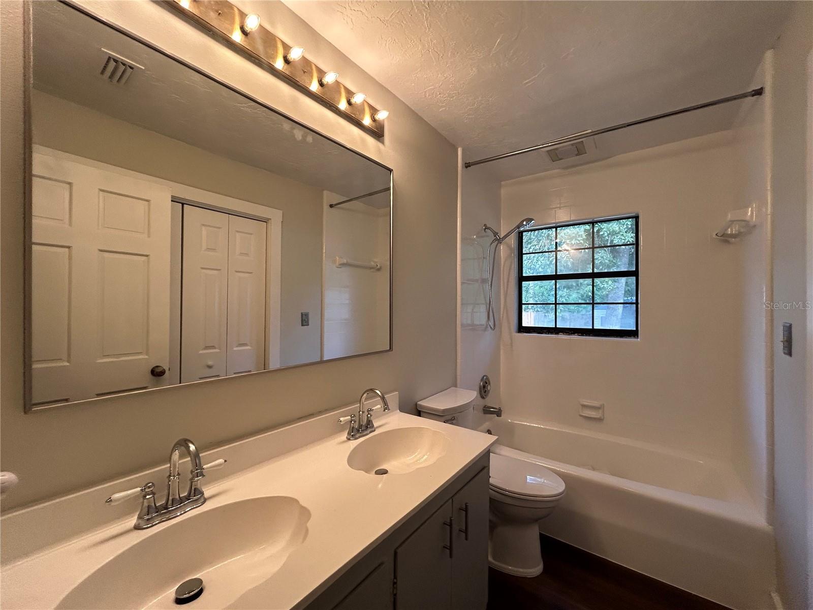 VALLEY THE - Residential Lease