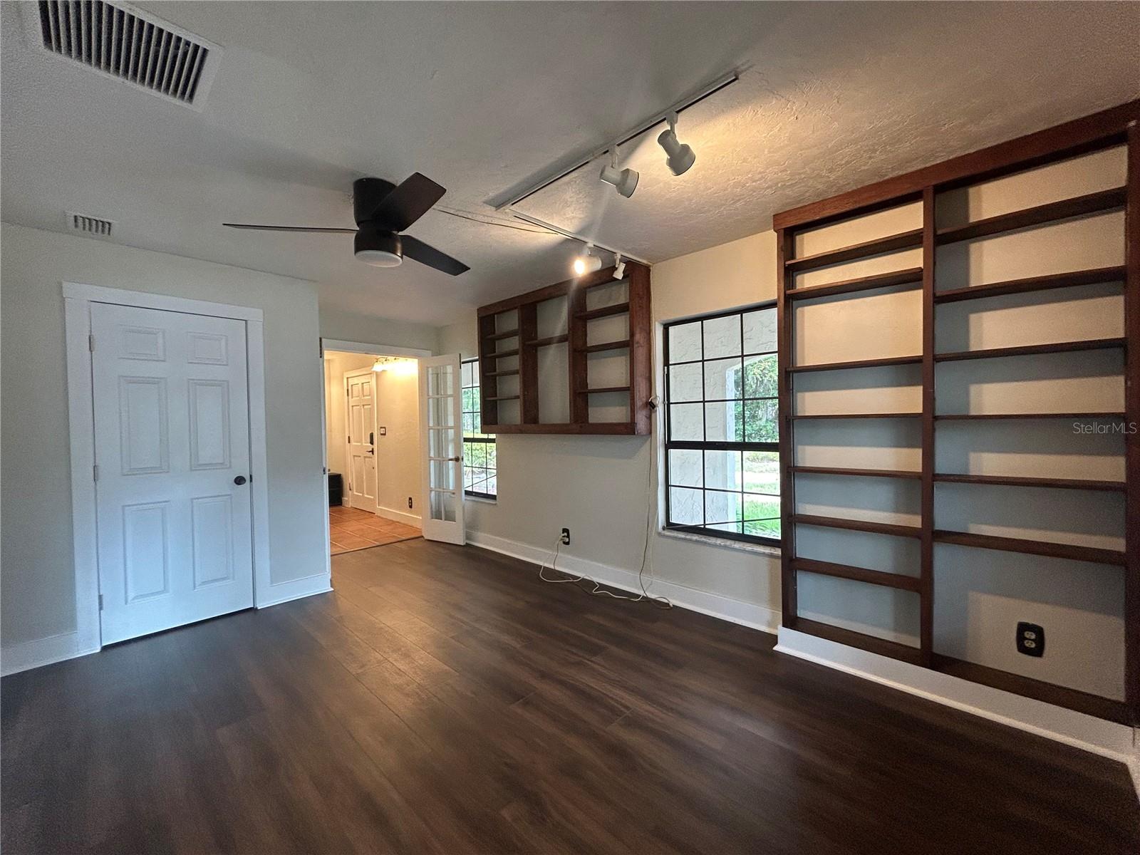 VALLEY THE - Residential Lease