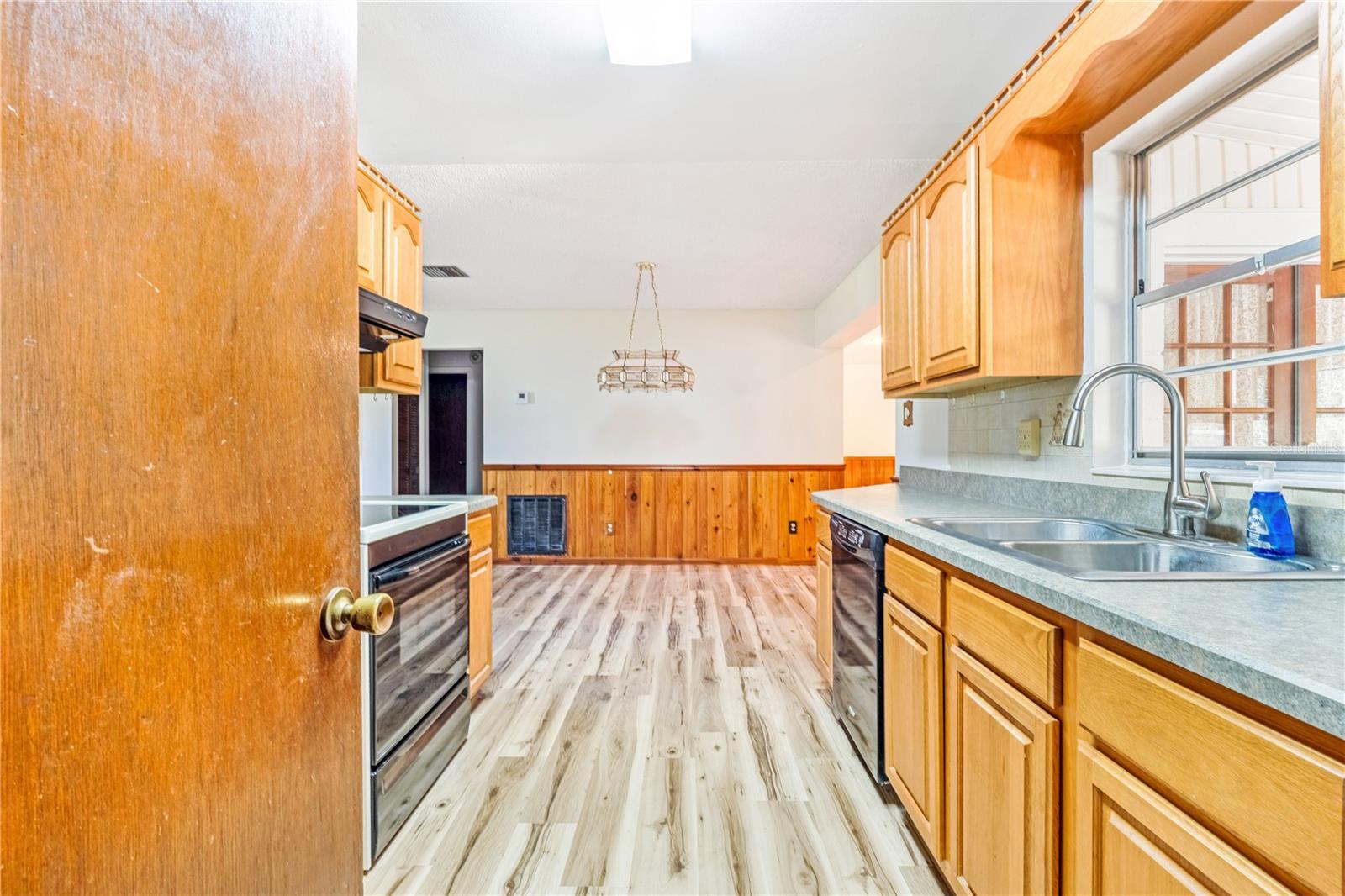 2428 W ORANGE ROAD