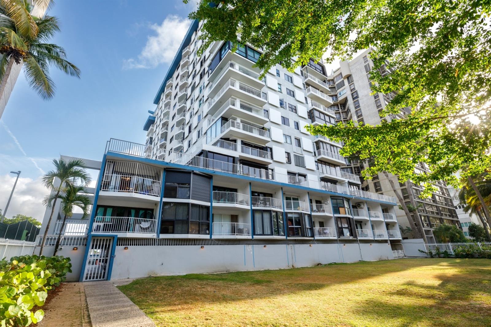 4633 AV. ISLA VERDE L105