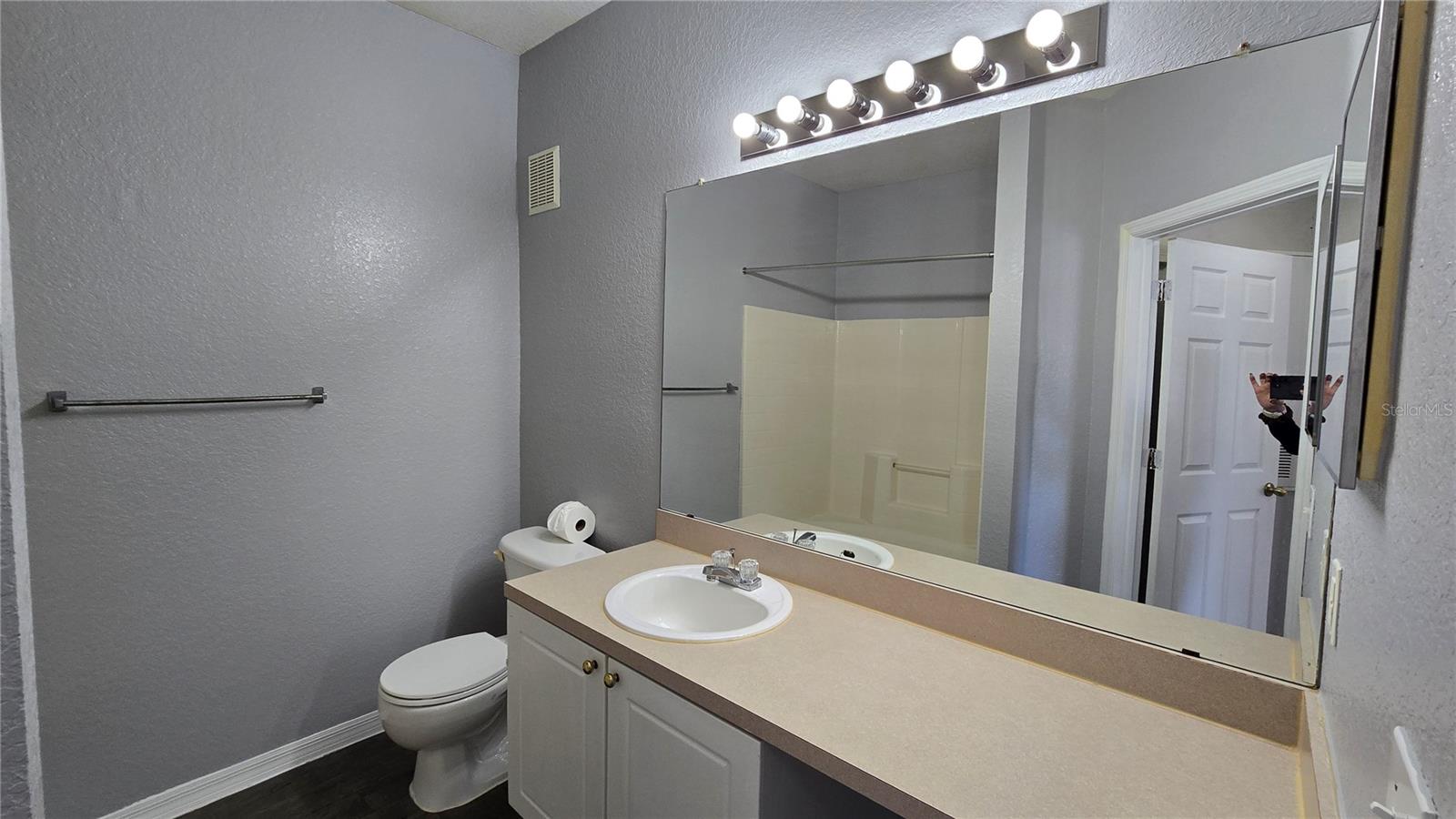 CRESCENT PLACE AT LAKE LOTUS CONDO - Residential Lease