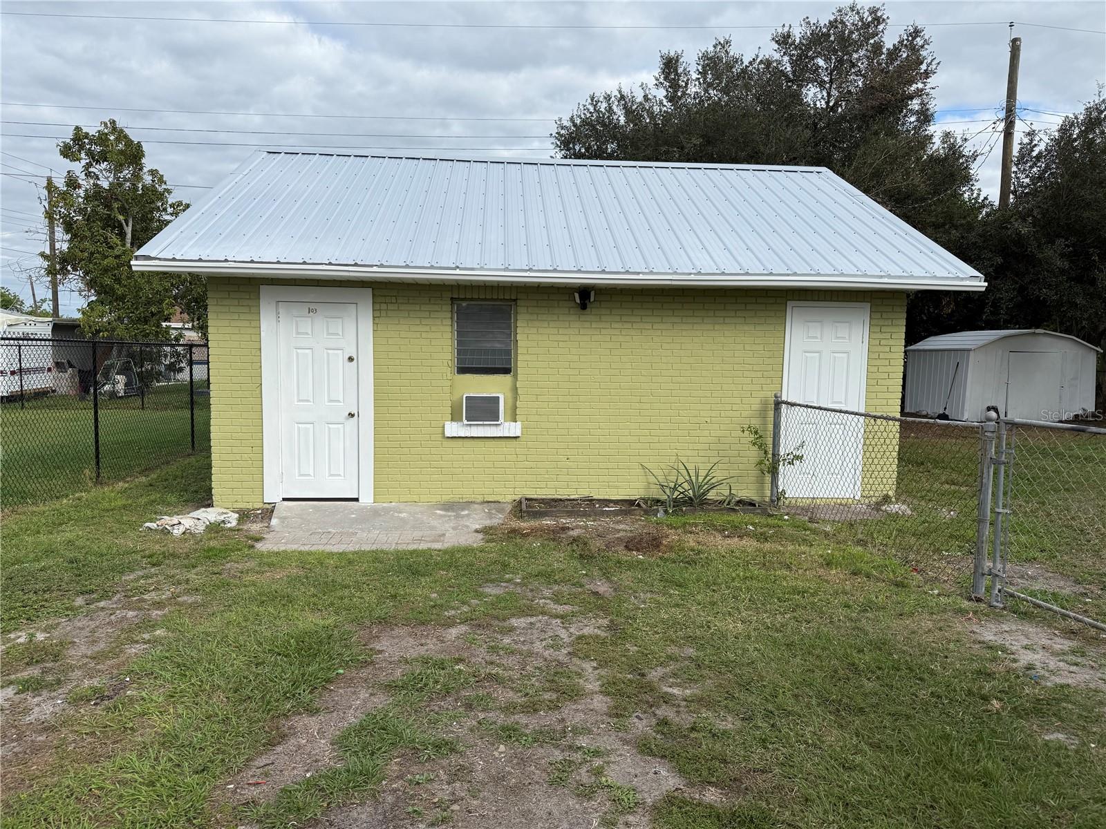 Very nice single apartment in SW Winter Haven, FL for rent. 1 bed and 1 bath.