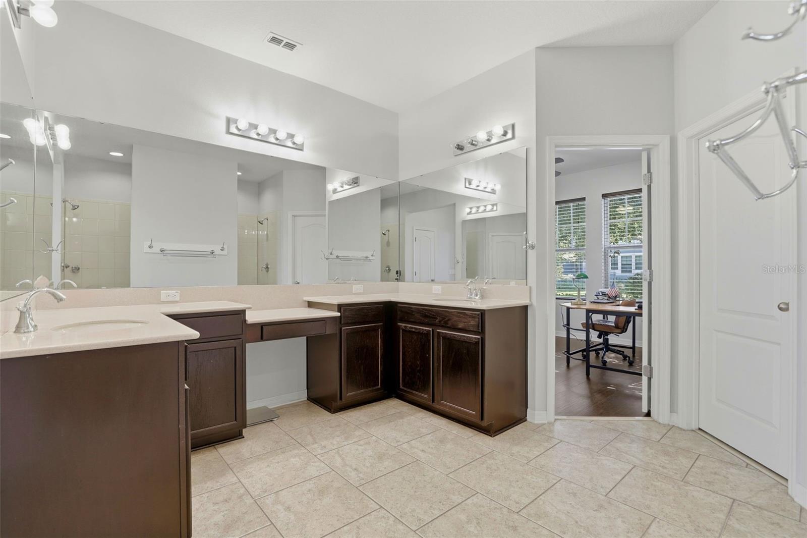 WATERS EDGE/LK NONA UN 01 - Residential