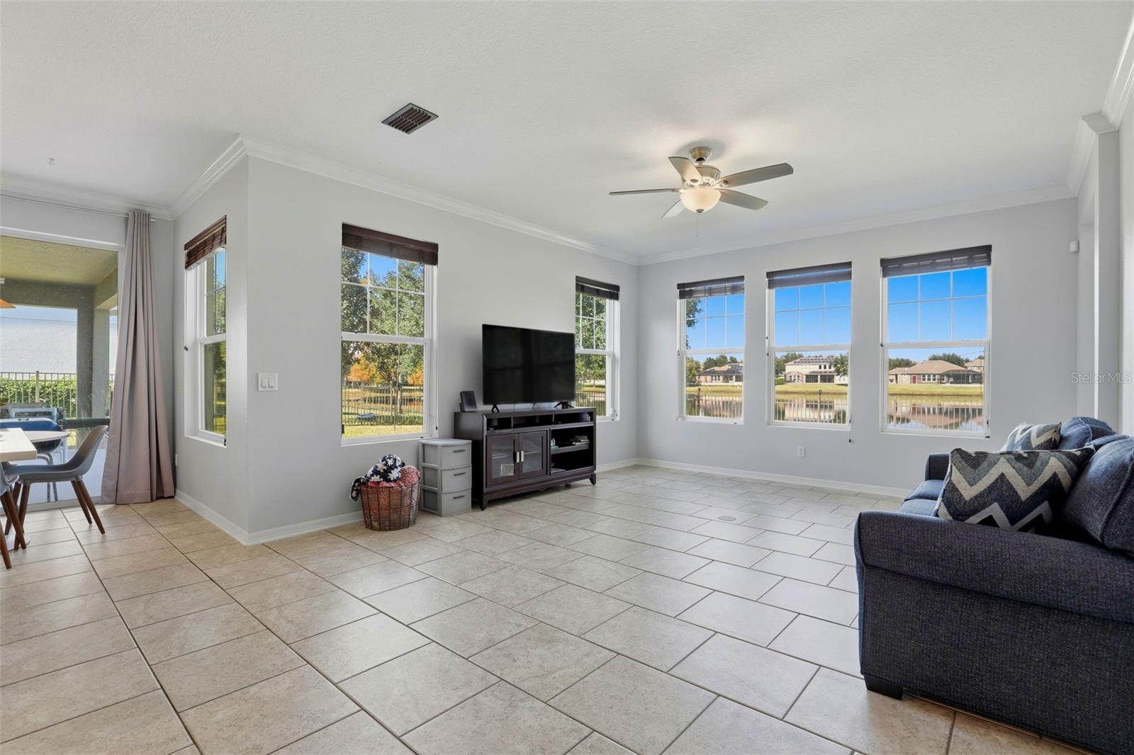 WATERS EDGE/LK NONA UN 01 - Residential