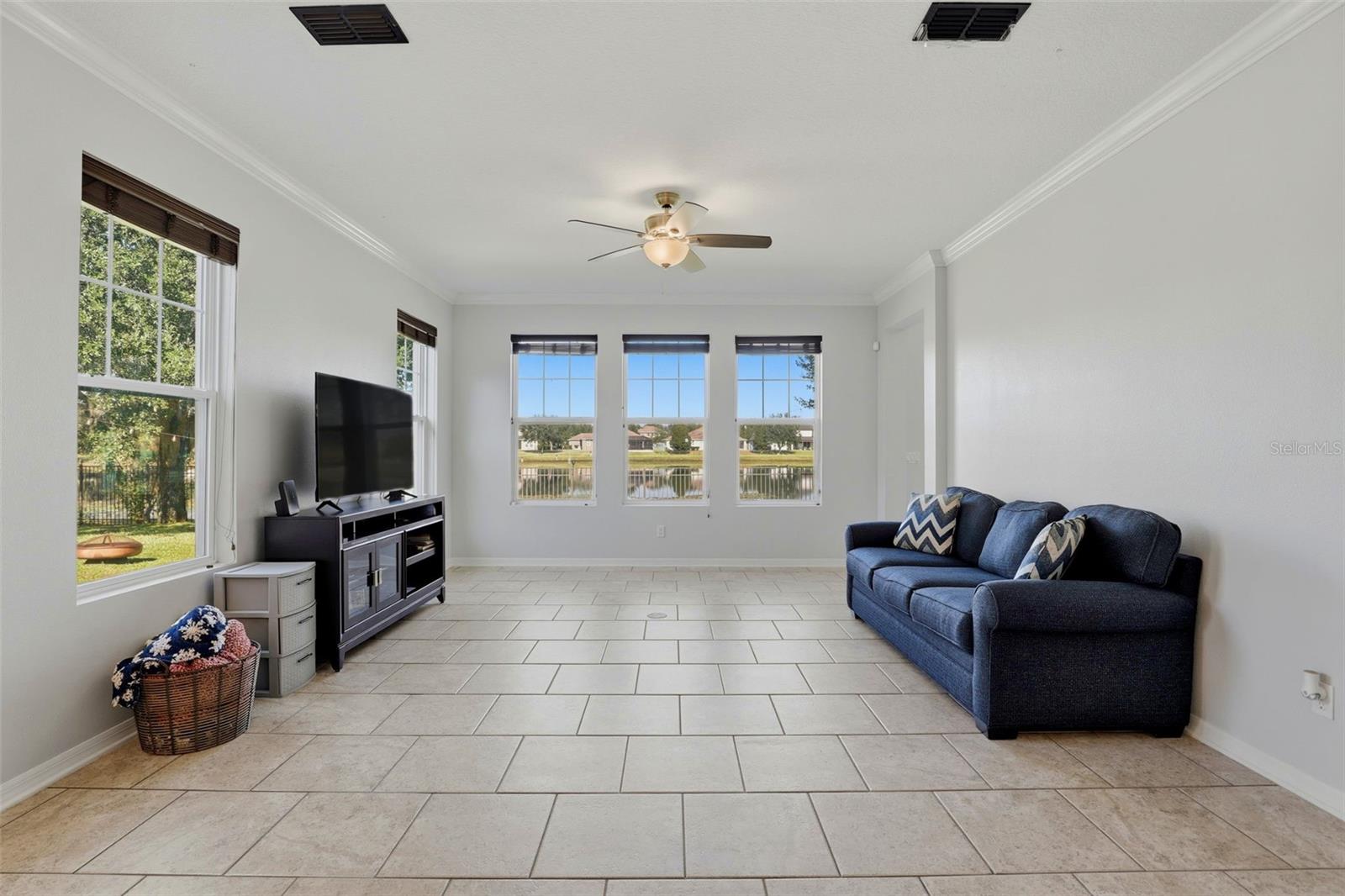 WATERS EDGE/LK NONA UN 01 - Residential