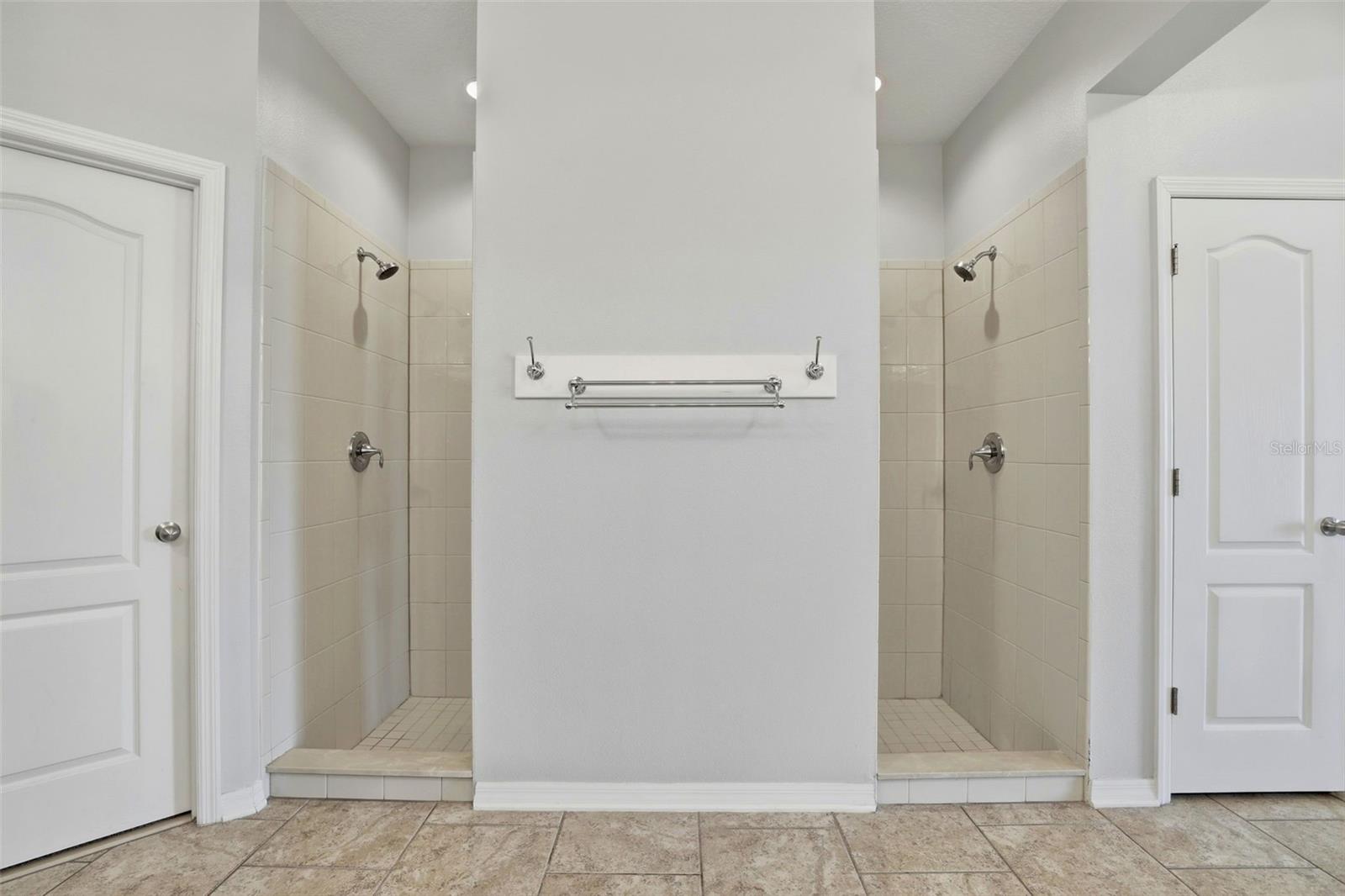 WATERS EDGE/LK NONA UN 01 - Residential