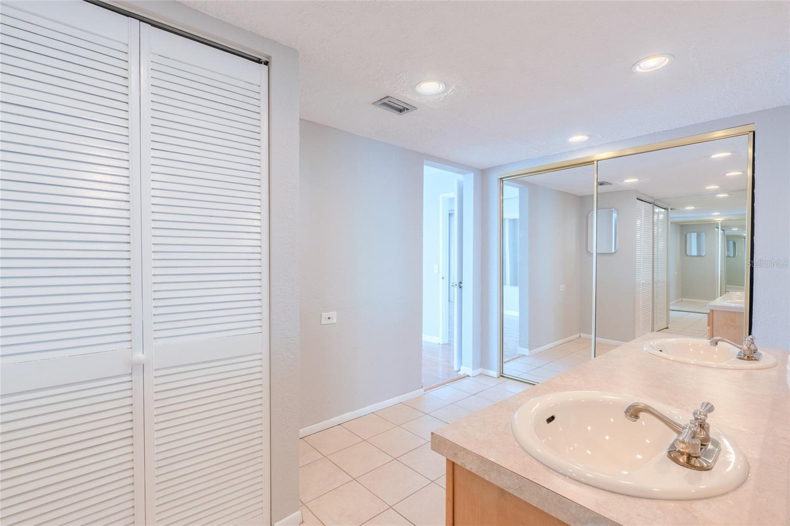 5700 MARINER CONDO APART - Residential