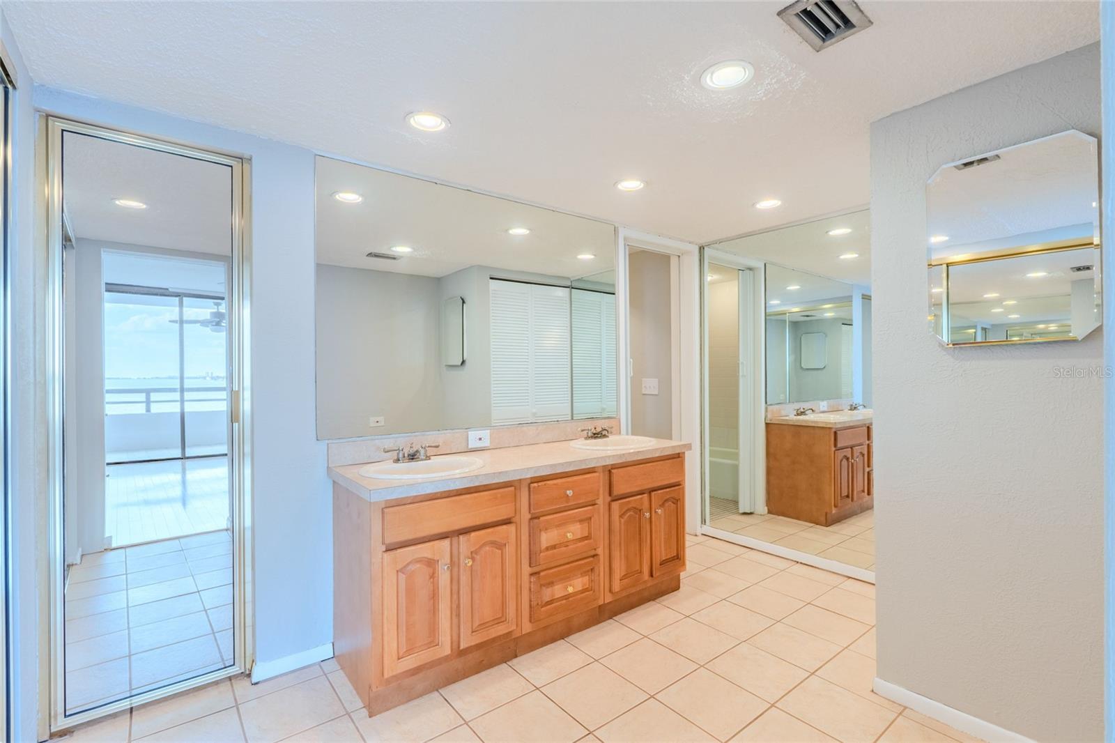 5700 MARINER CONDO APART - Residential