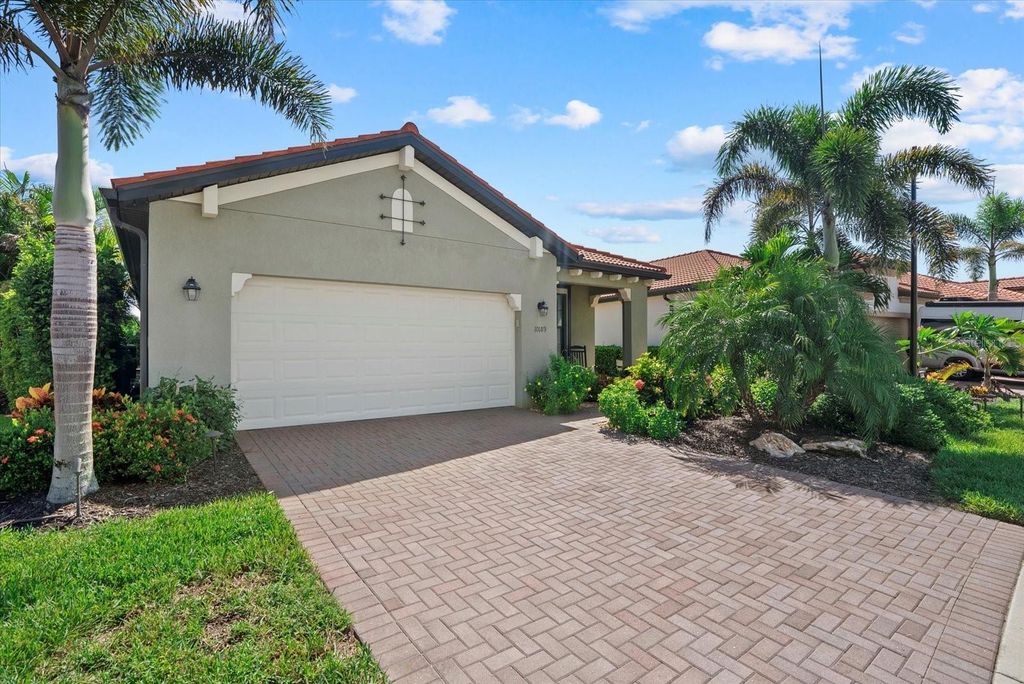 Photo of 10189 Fiddlewood Drive, Venice, FL 34293 (MLS # N6140540)