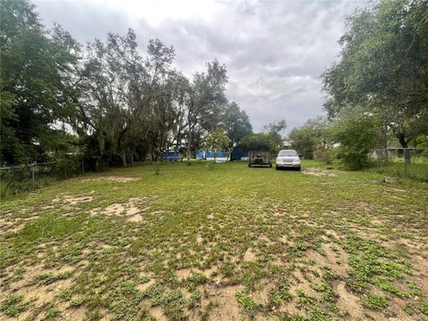 A home in LAKE WALES