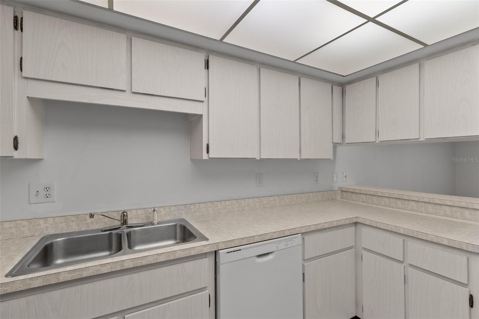 EDGEWATER MANOR - Residential