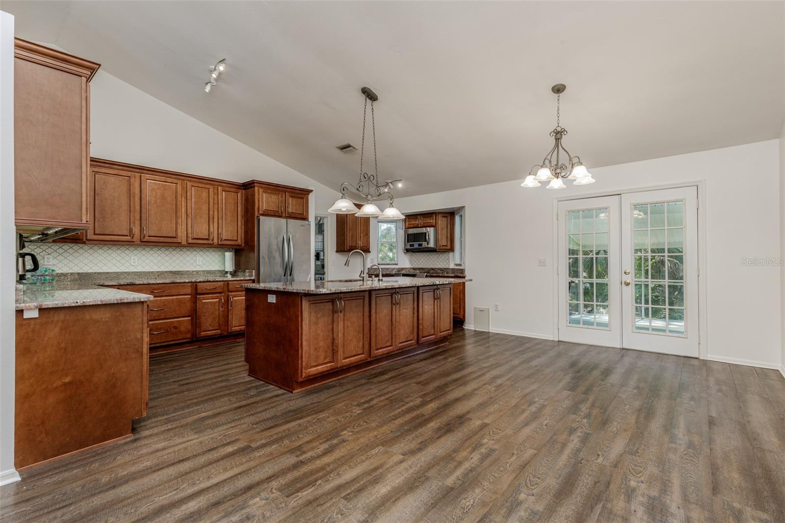 COUNTRY OAKS - Residential