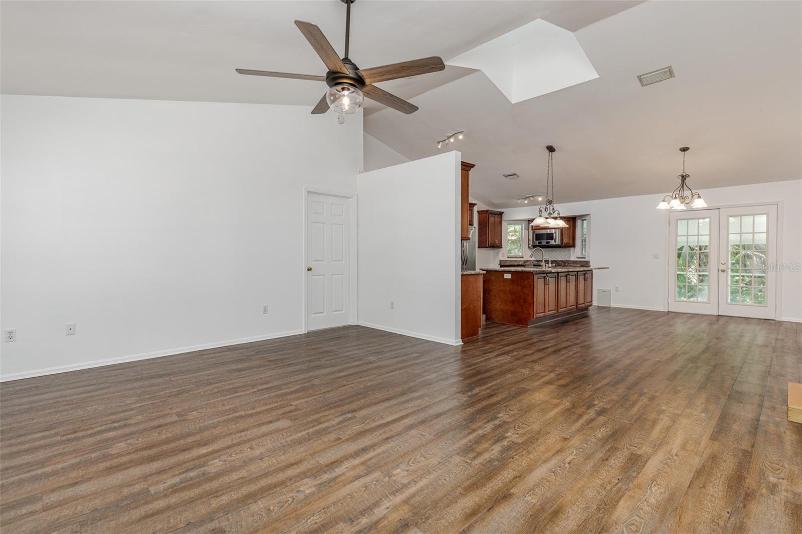 COUNTRY OAKS - Residential