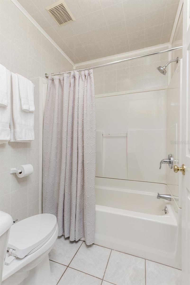 COUNTRY OAKS - Residential