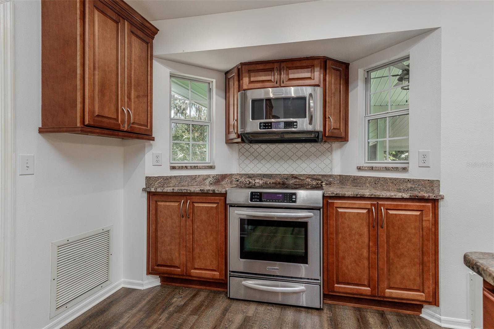 COUNTRY OAKS - Residential