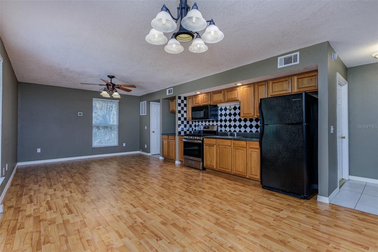 COUNTRY OAKS - Residential