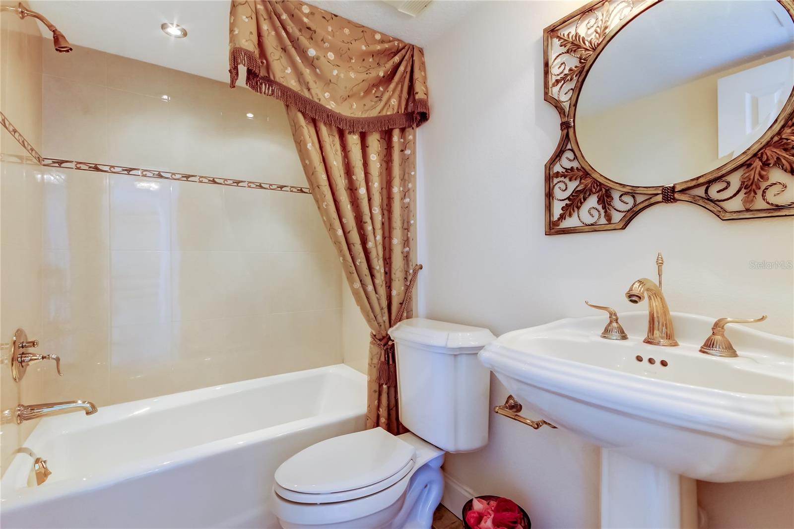 LA PUERTA DEL SOL CONDO - Residential