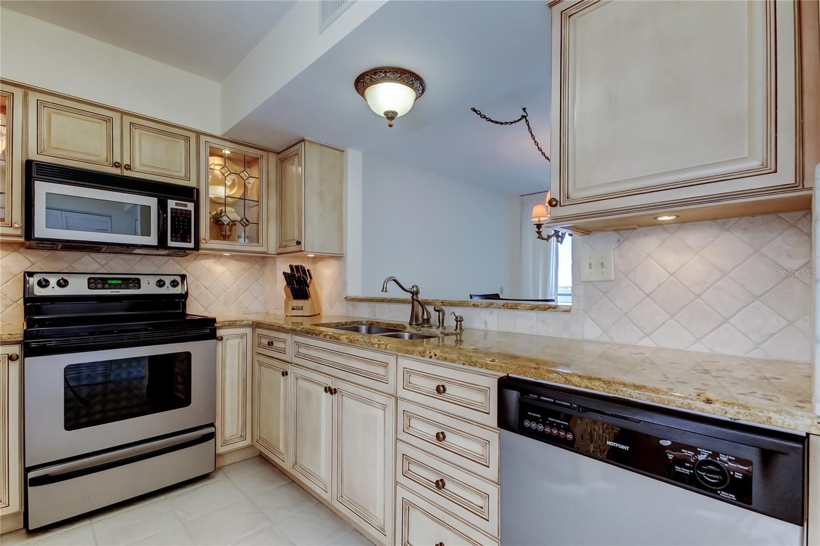 LA PUERTA DEL SOL CONDO - Residential