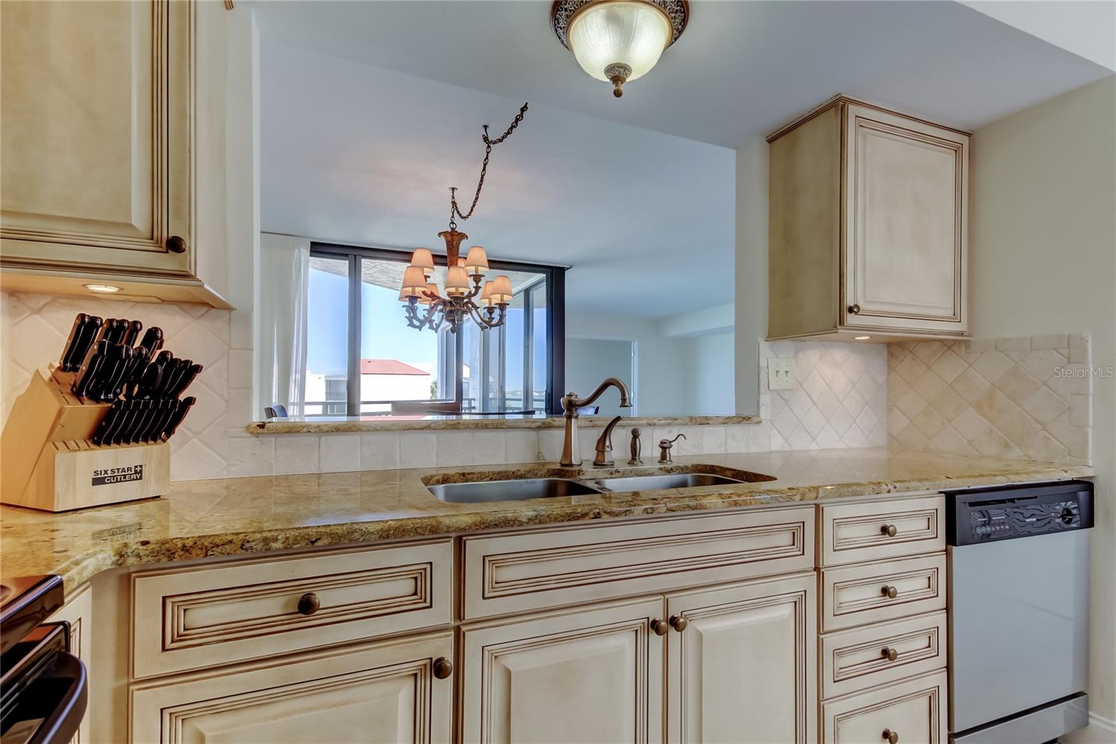 LA PUERTA DEL SOL CONDO - Residential