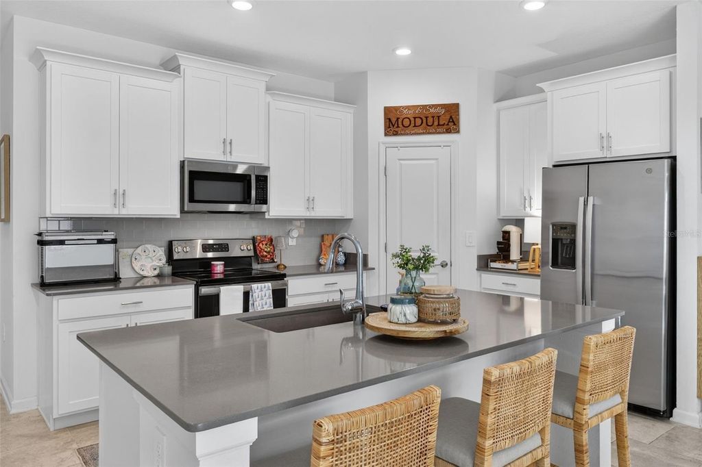 Photo of 6922 Perch Hammock Loop, Groveland, FL 34736 (MLS # O6387157)