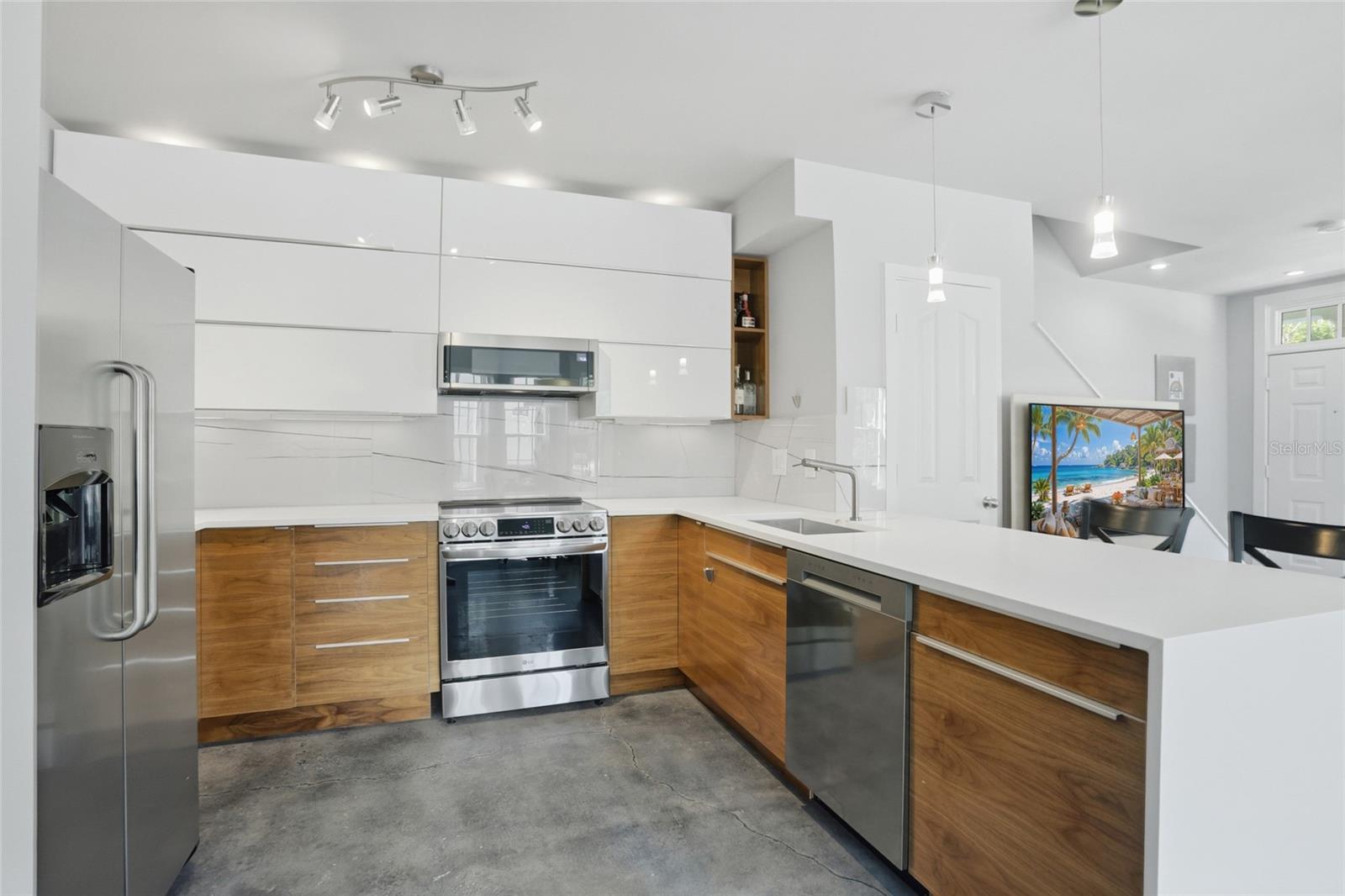 734 CENTERVALE DRIVE 734
