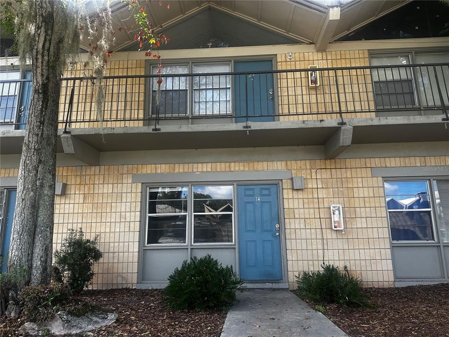 LARGE 1 BEDROOM APARTMENT NEAR DOWNTOWN OCALA, ALL TILE, LARGE LIGING ROOM AND LARGE DINING ROOM PLUS NEWLY REMODELED BATHROOM. LOCATED NEAR SHOPS, RESTAURANTS, BUS LINES, PARKS, LIBRARY AND MUCH MORE!