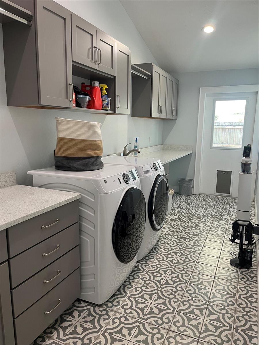 GULF MANOR - Residential