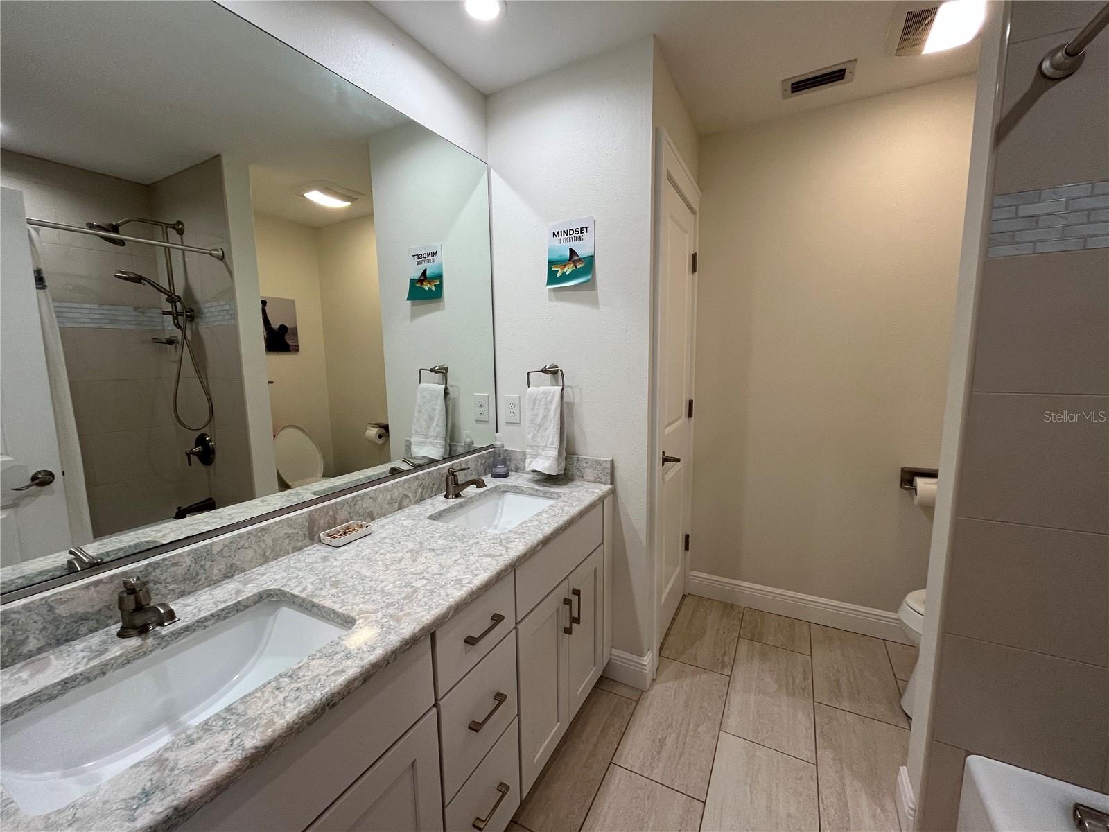 GULF MANOR - Residential