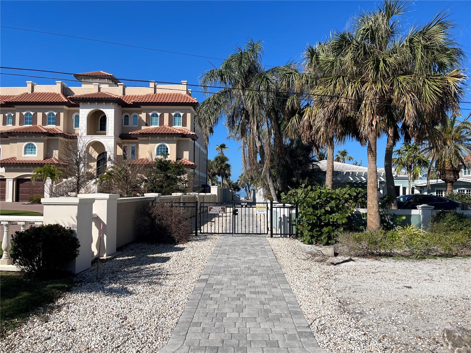 GULF MANOR - Residential