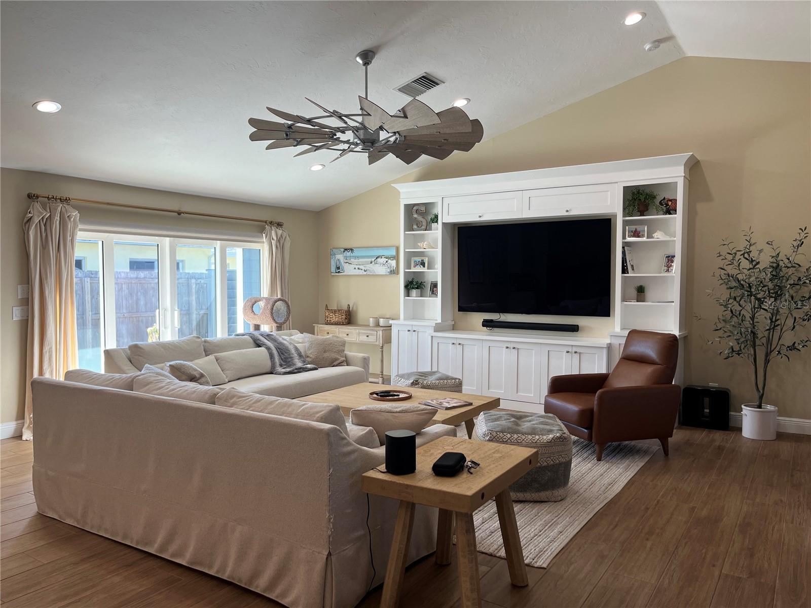 GULF MANOR - Residential