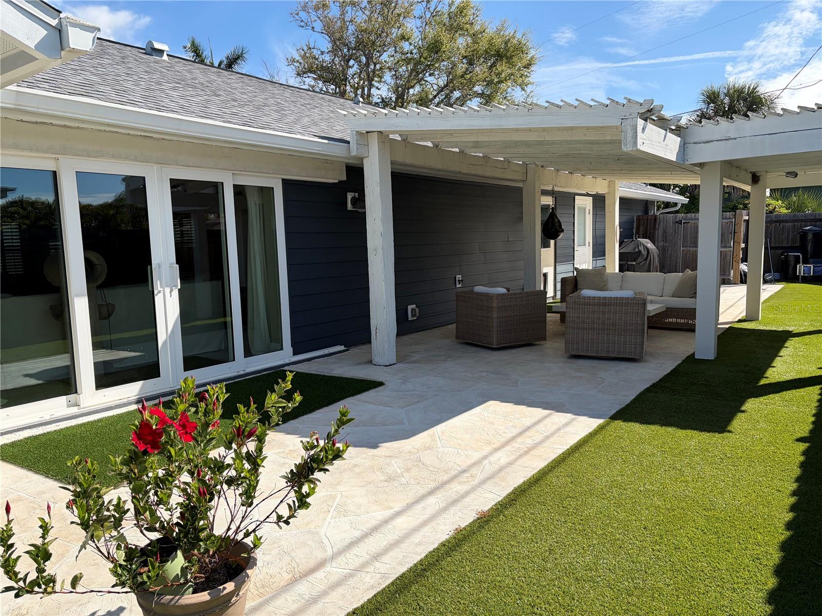 GULF MANOR - Residential