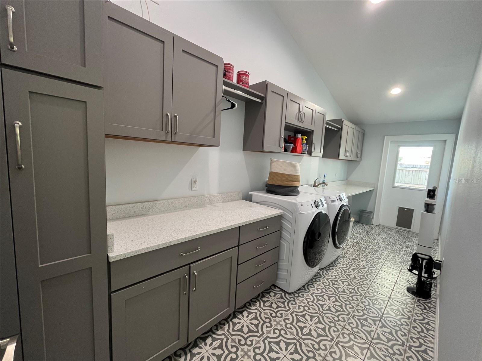 GULF MANOR - Residential